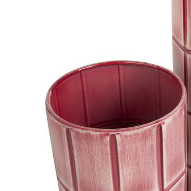 Detalle textura geométrica jarrón metálico rosa