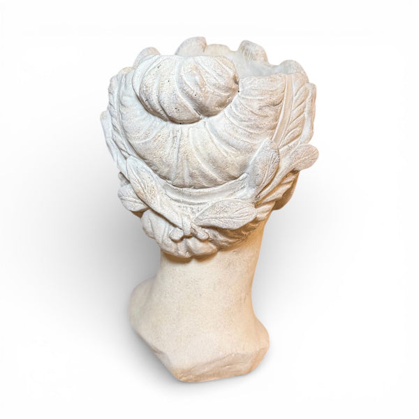 Parte trasera del busto jarrón con detalle de trenza y hojas