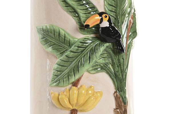 Detalle del tucán en relieve sobre hojas verdes y flores