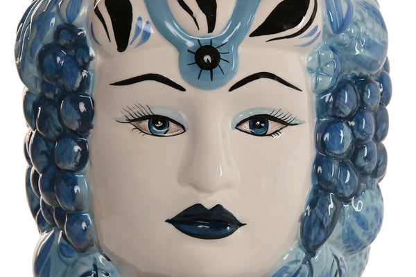 Detalle del rostro de la reina en jarrón doble de cerámica azul.
