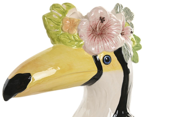 Detalle de jarrón decorativo de tucán tropical con flores