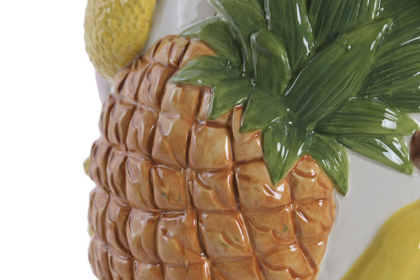 Detalle de la piña en relieve del jarrón Tutti Frutti, con textura de cerámica esmaltada en tonos amarillos y verdes.