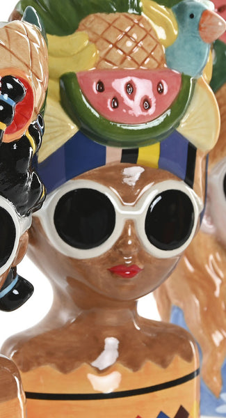 Detalle de jarrón de cerámica mujer tropical con gafas redondas