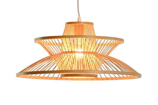 Lámpara colgante de fibras naturales iluminada creando ambiente cálido y acogedor.
