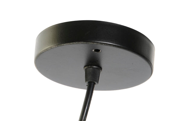 Detalle del soporte de techo negro para lámpara colgante de ratán natural.