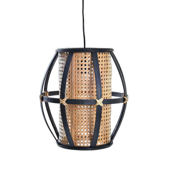 lámpara colgante de bambú y ratán con estructura negra