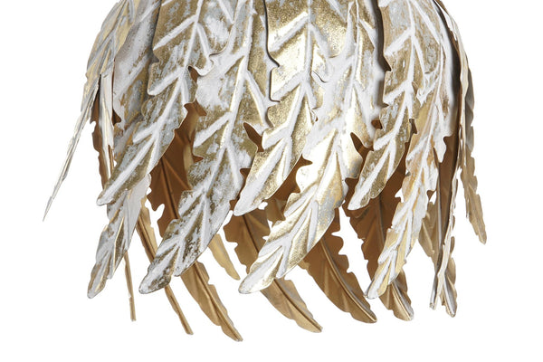 Detalle de lámpara colgante de estilo vintage dorado