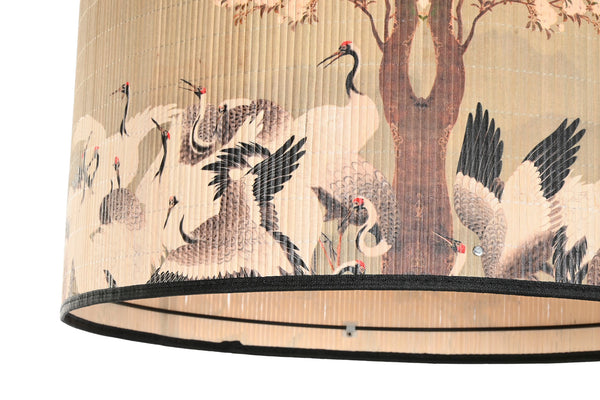 detalle de lámpara decorativa con grullas y árbol en flor