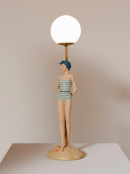 Lámpara decorativa retro con mujer bañista estilo años 20