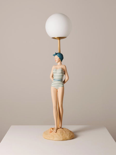 Lámpara de sobremesa figura femenina retro sobre base de arena
