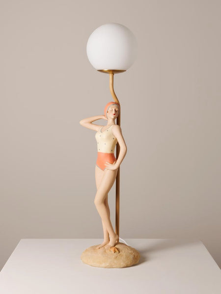 Lámpara art déco con figura en bañador retro sobre base de arena