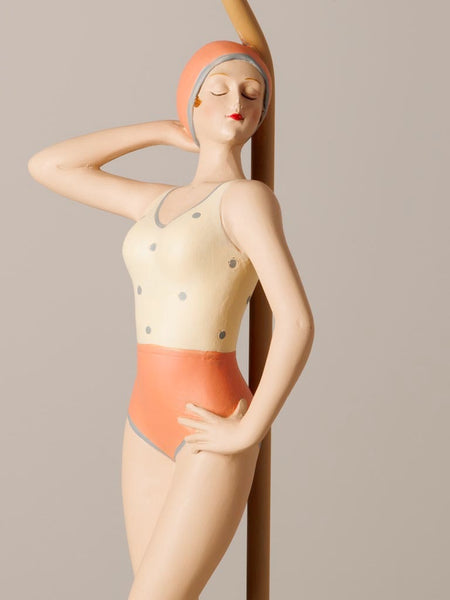 Detalle de figura femenina estilo años 20 en lámpara