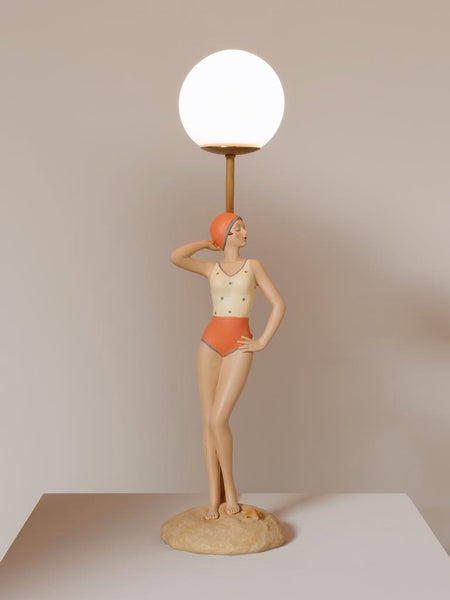 Lámpara encendida con diseño nostálgico y pantalla opal