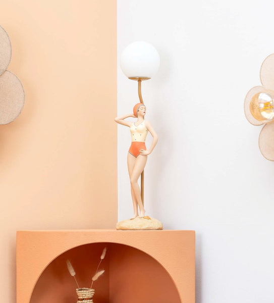 Lámpara decorativa colocada en ambiente retro chic