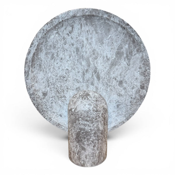 Lámpara de sobremesa efecto piedra gris con diseño escultórico contemporáneo.