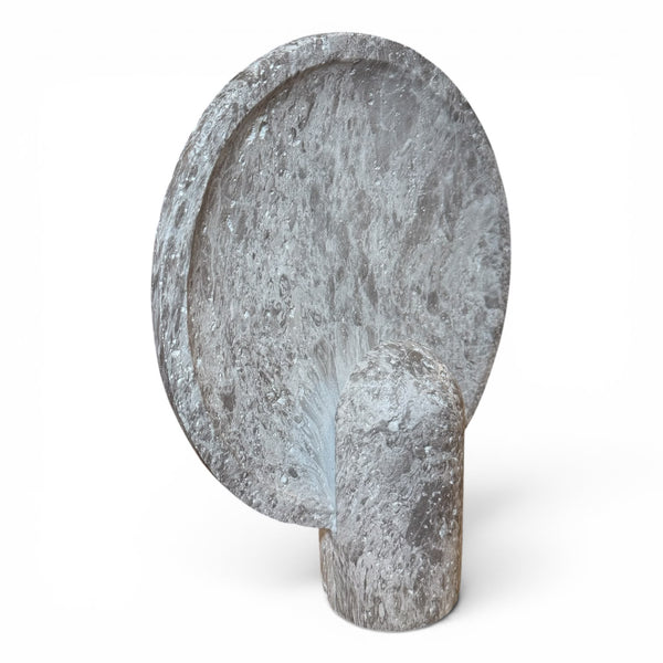 Lámpara decorativa moderna de mesa con acabado mineral en color gris.