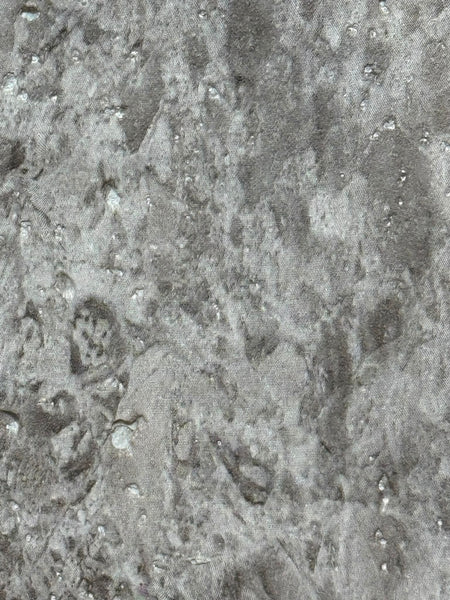 Detalle de textura efecto piedra en lámpara de sobremesa de diseño orgánico.