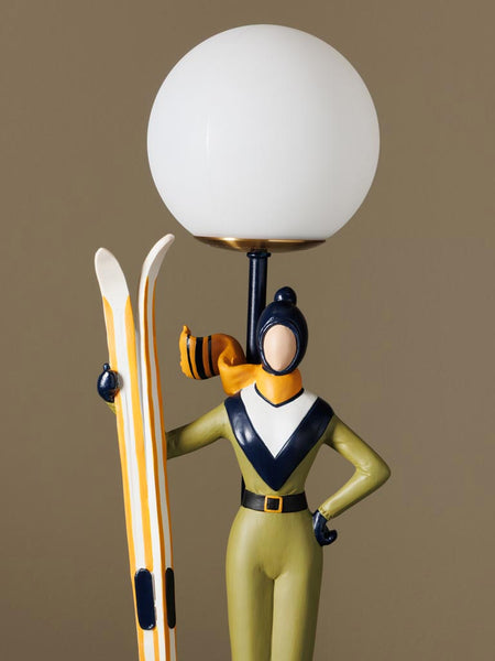 Figura de esquiadora retro convertida en lámpara de mesa