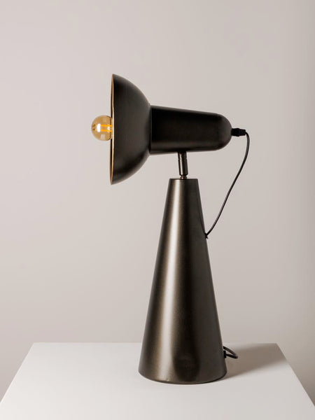 detalle foco lámpara de mesa metálica elegante