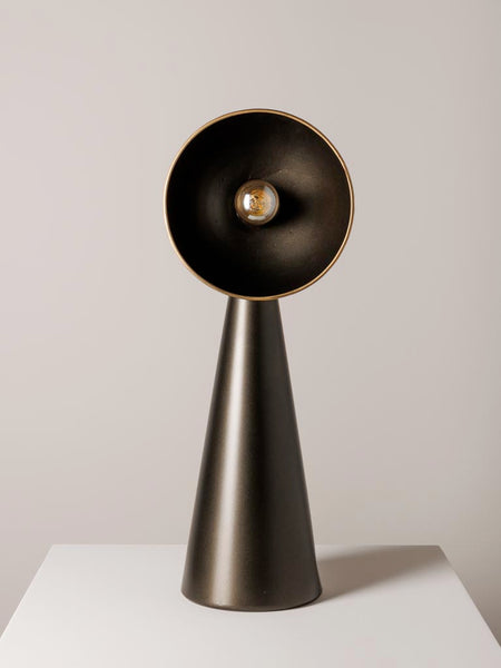 frontal lámpara de mesa de metal negro Brocantia