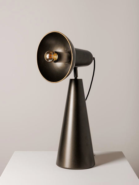 lámpara de mesa metálica industrial elegante