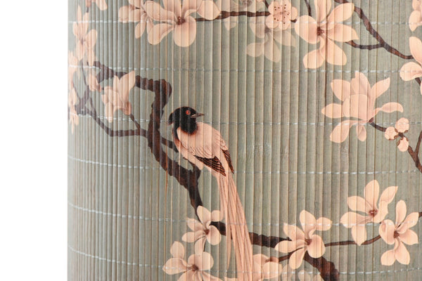 Primer plano del pájaro y flores en lámpara de bambú estilo retro