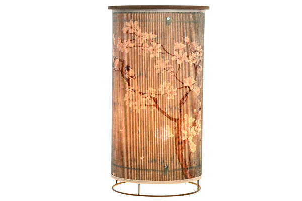 Lámpara de estilo oriental encendida con luz cálida y diseño artístico