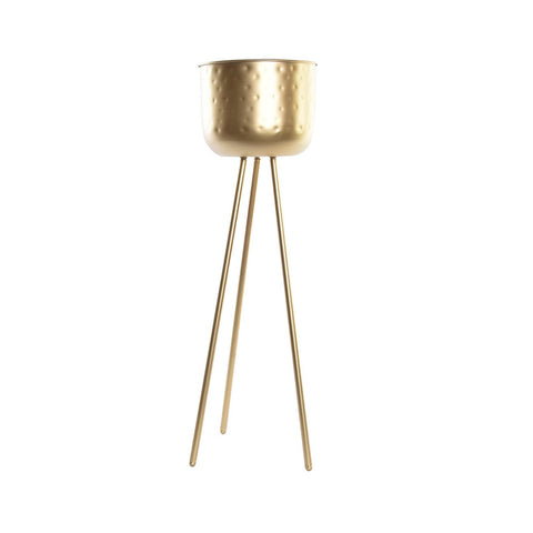 Macetero alto de metal dorado sobre fondo blanco – Brocantia Oviedo