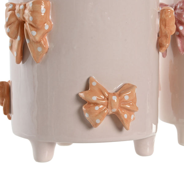 Detalle del lazo en relieve sobre cerámica rosa