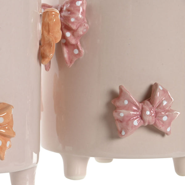 Detalle del lazo rosa palo en relieve sobre fondo rosa nude