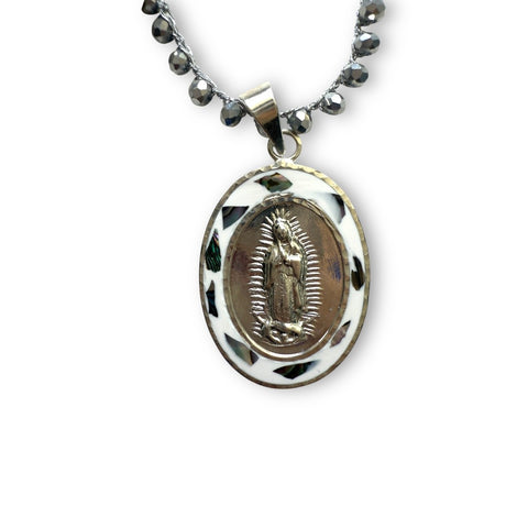 Collar artesanal con medalla de la Virgen de Guadalupe