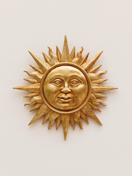 Sol pequeño en pared clara estilo boho vintage