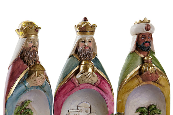detalle de las figuras de los Reyes Magos pintadas a mano