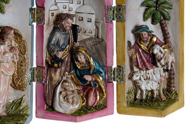 interior del nacimiento con la Virgen María, San José y el Niño Jesús