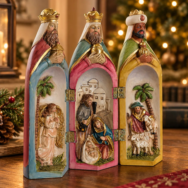 Detalle de nacimiento tríptico navideño con Reyes Magos coronados, regalos dorados y escenas de la Sagrada Familia, ángel y pastores en relieve.