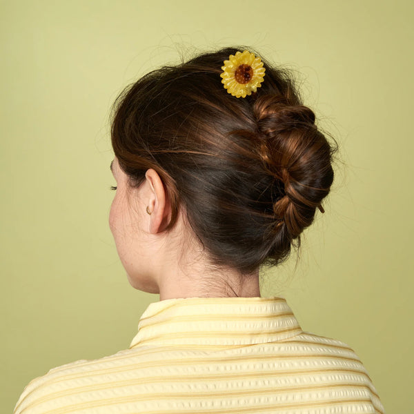 Accesorio pelo con flor amarilla y varilla efecto carey