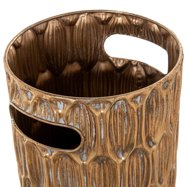 Detalle textura grabada paragüero dorado metal