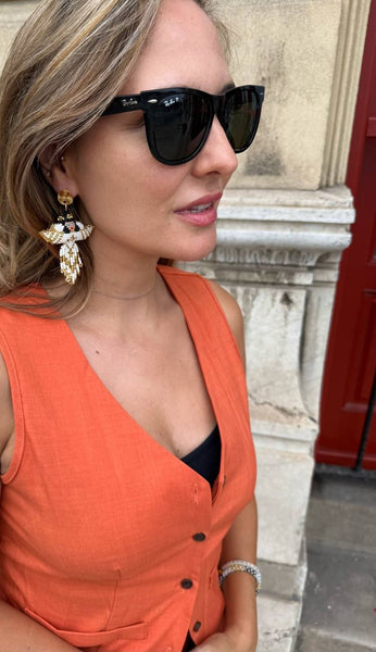 Pendientes de ángel puestos en mujer estilo boho chic