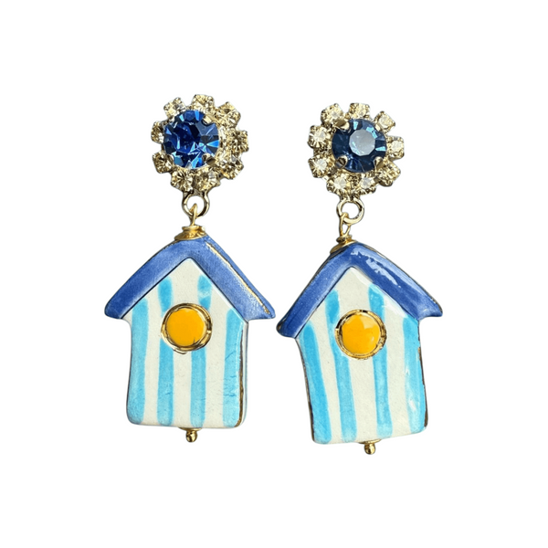 Pendientes artesanales de cerámica inspirados en las casetas de playa de Gijón con cristales Swarovski azules.
