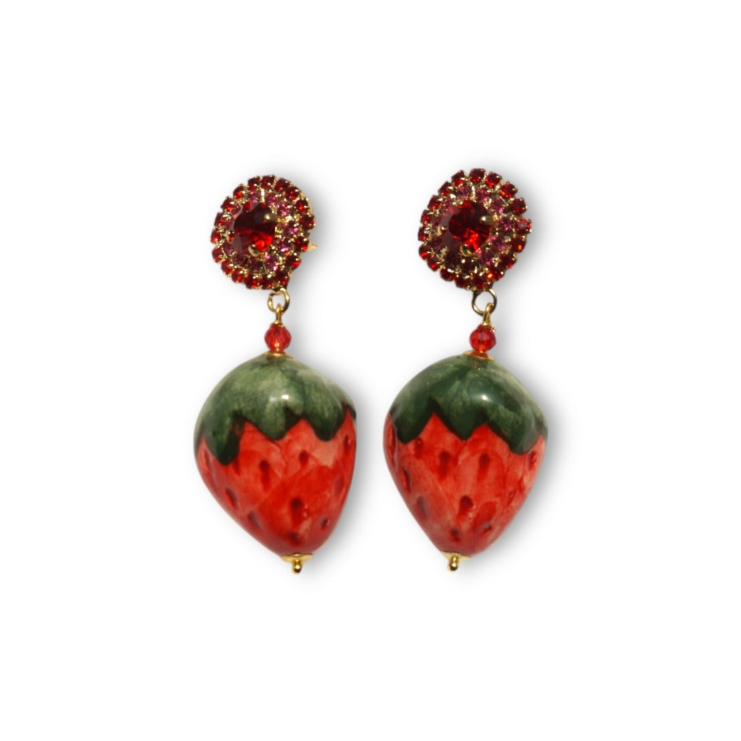 Pendientes artesanales sicilianos con colgante de cerámica en forma de fresa roja, hechos a mano en Palermo, Sicilia