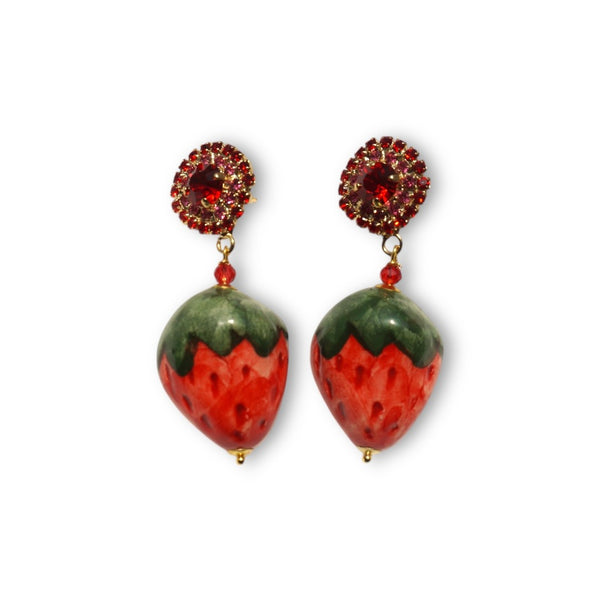 Pendientes artesanales sicilianos con colgante de cerámica en forma de fresa roja, hechos a mano en Palermo, Sicilia