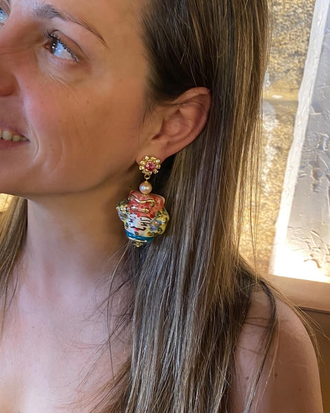 Pendiente artesanal siciliano Testa di Moro en oreja de mujer – Brocantia tienda de objetos singulares