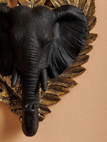 Detalle del colgador decorativo de elefante en resina negra