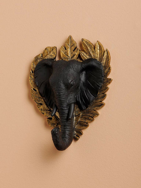 Vista lateral de colgador africano con decoración dorada