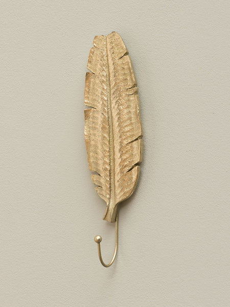 Detalle textura hoja de bananero en percha dorada decorativa