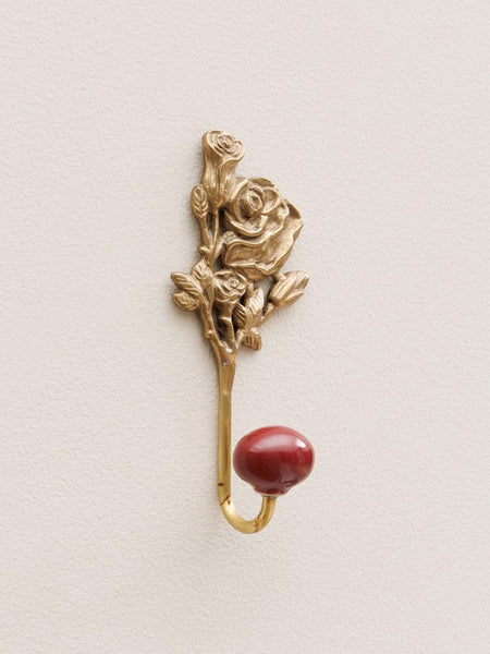 percha de pared con diseño floral romántico y bola cerámica roja montada en interior brocantia oviedo