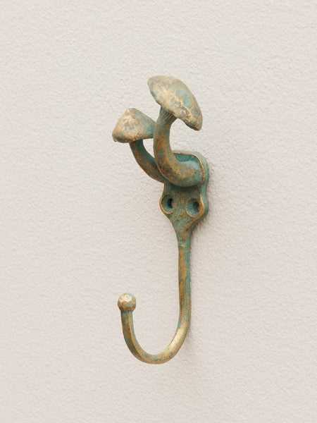 Perchero decorativo de pared con forma de setas en metal envejecido y pátina verde
