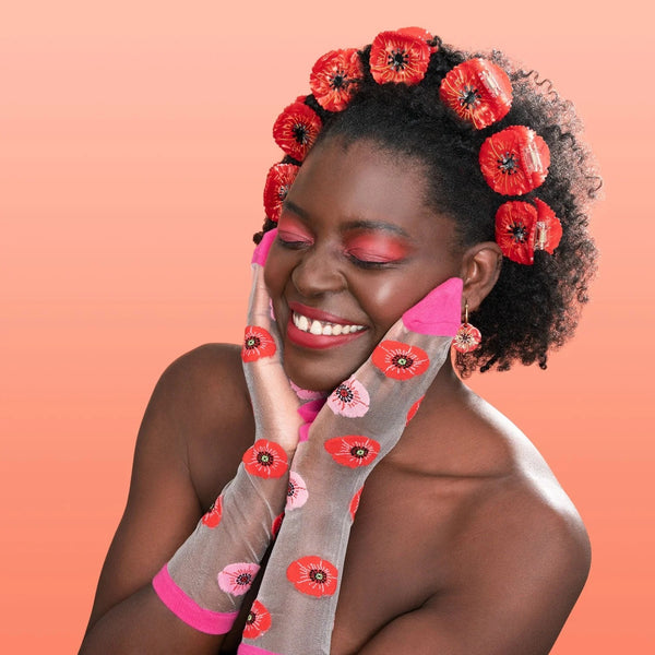 Varias pinzas para el pelo Amapola Coucou Suzette combinadas en un recogido floral.