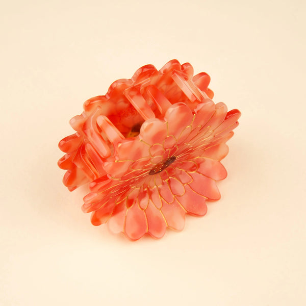 Vista lateral de la pinza Dalia con pétalos coral