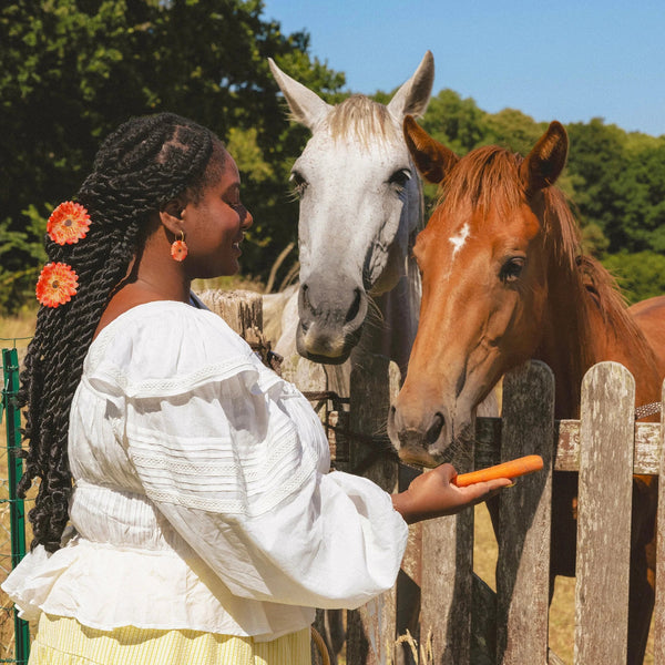 Mujer con trenzas decoradas con pinzas de flores Coucou Suzette